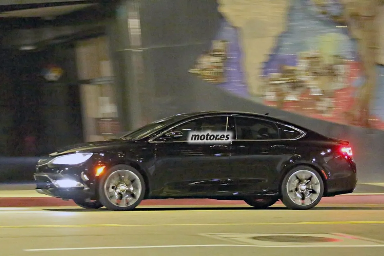 Chrysler 200 2014, cazado con nocturnidad por fuera y por dentro