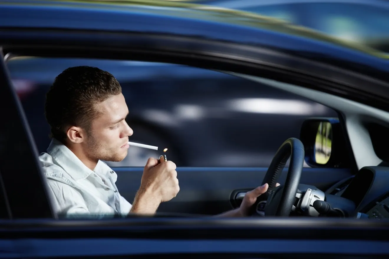 Primeros pasos en Reino Unido para prohibir fumar en coches con niños