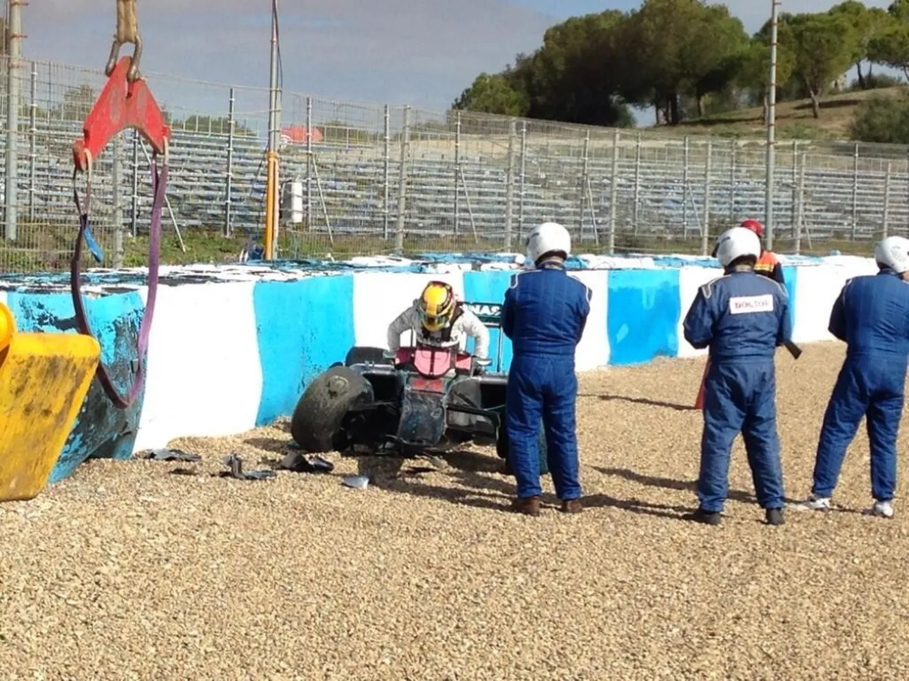 Lewis Hamilton sufre un accidente con el nuevo Mercedes W05