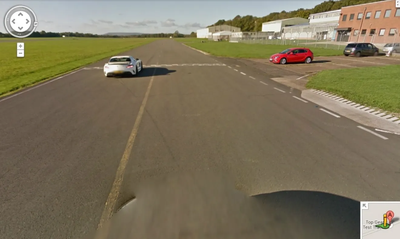 The Stig se encuentra con el coche de Google Street View en el circuito de Top Gear