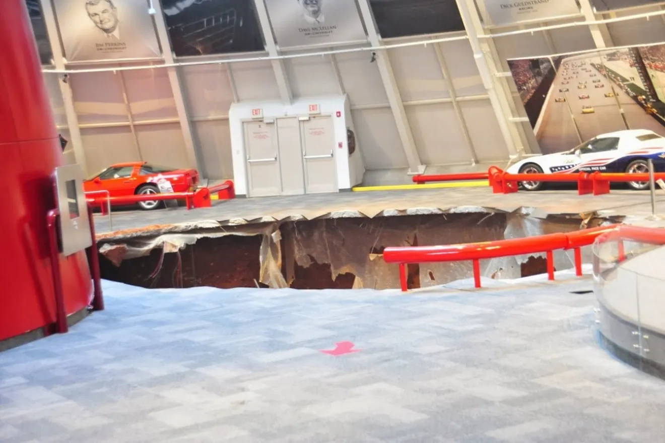 Museo Corvette, la tierra se traga ocho vehículos históricos (+ vídeos)