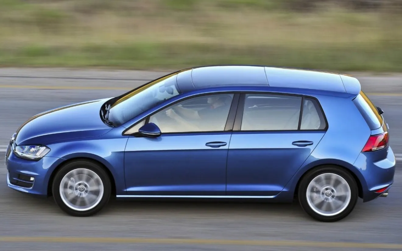 España - Enero 2014: El Volkswagen Golf le arrebata el primer puesto al Dacia Sandero