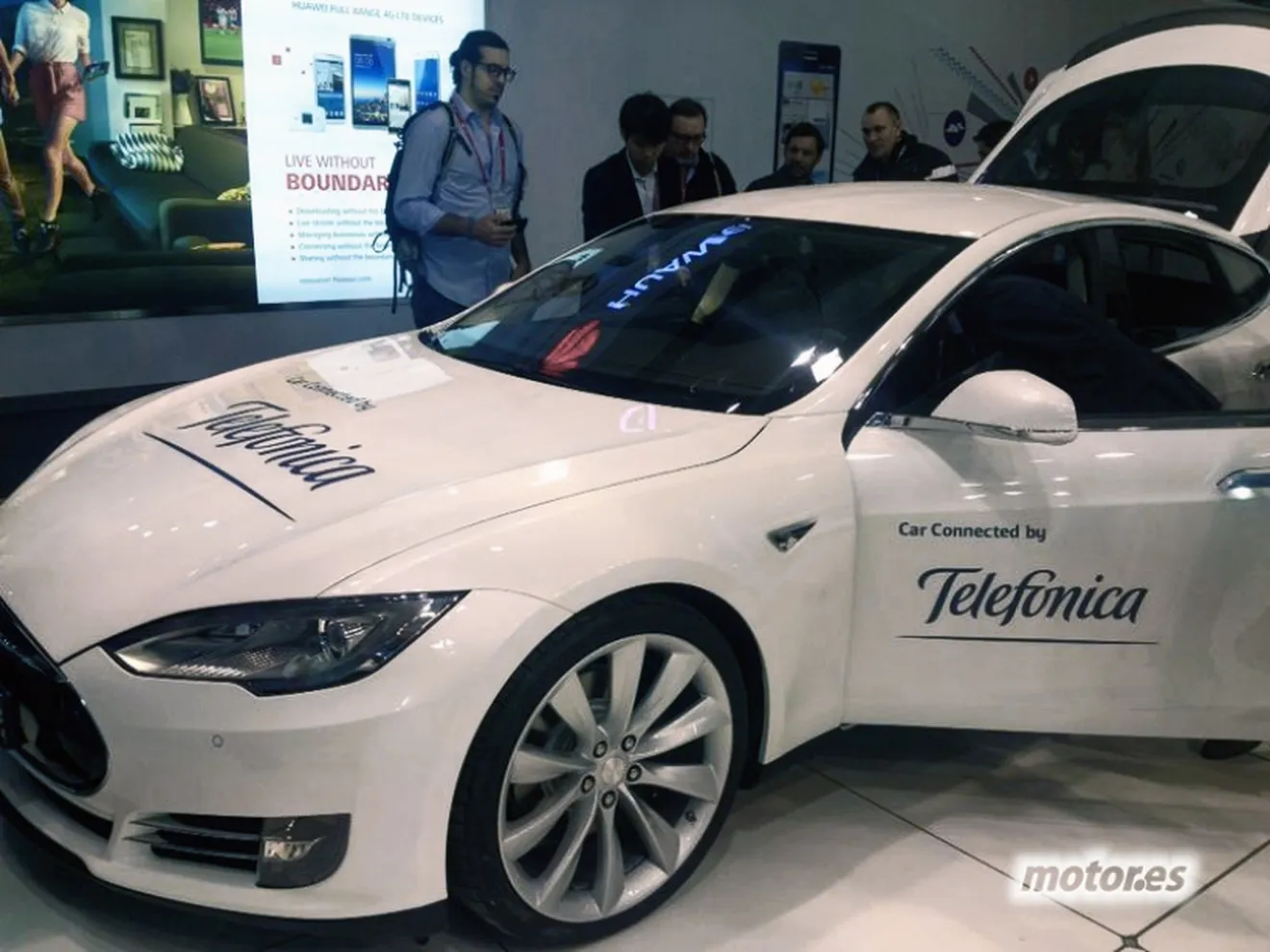 Telefónica y Tesla se unen para conectar los coches a Internet