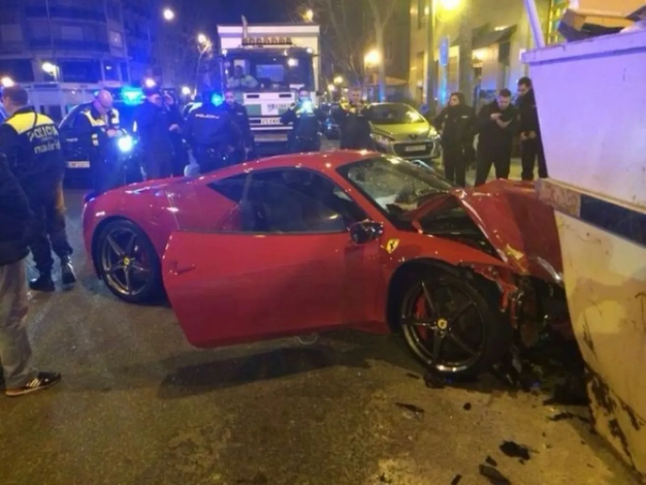 Un Ferrari 458 Italia, accidentado y abandonado posteriormente en el centro de Madrid