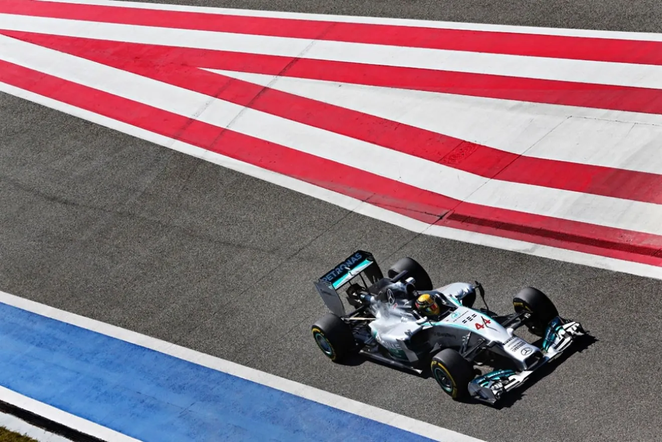 Hamilton y Rosberg siguen a un mundo