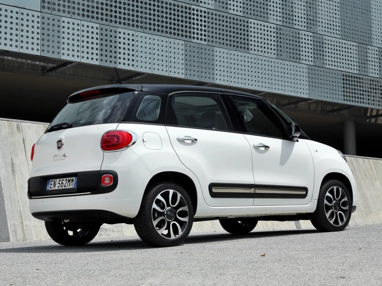 Italia - Abril 2014: El Fiat 500L se mantiene firme