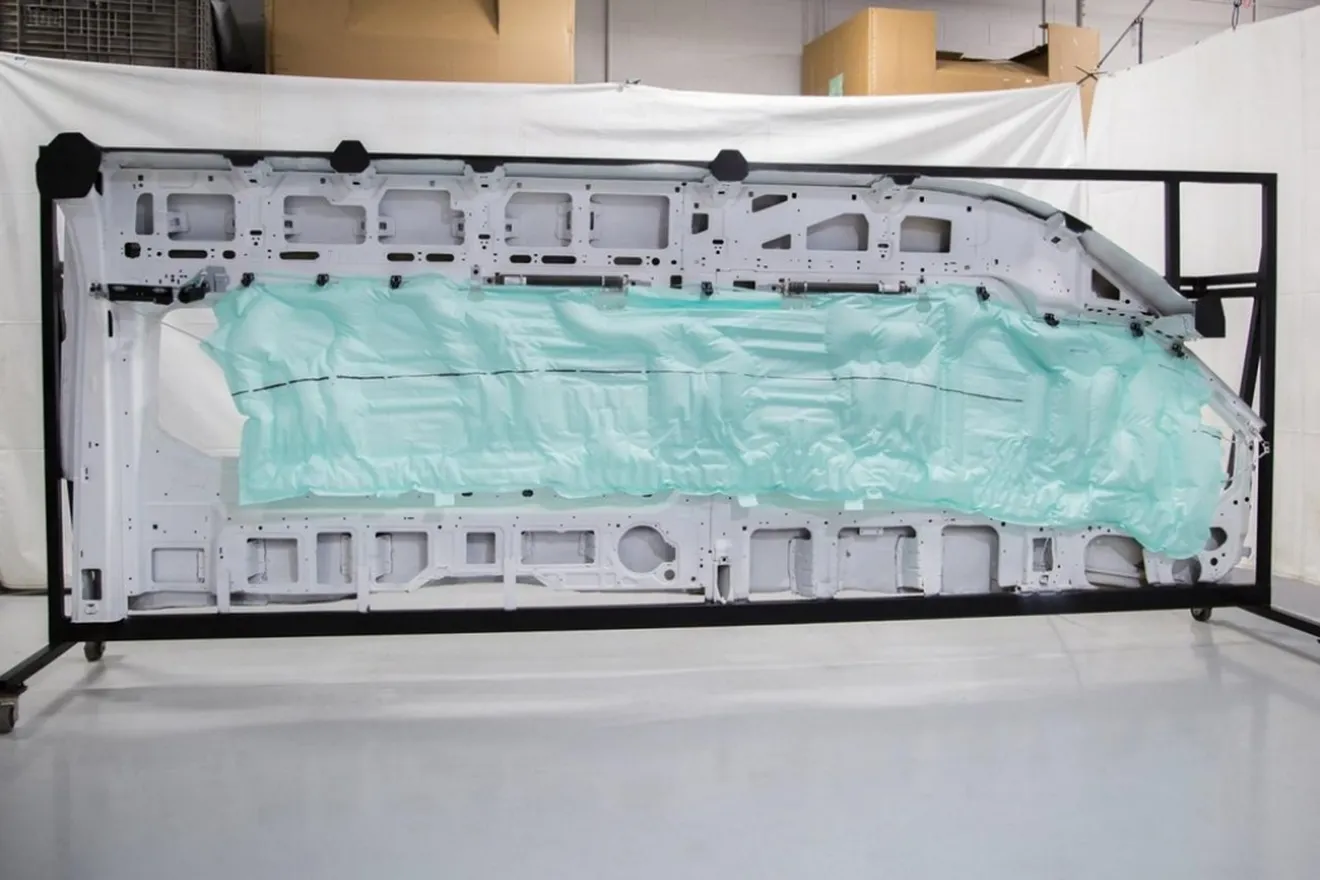 La Ford Transit estrena un airbag de cortina que cubre cinco filas de asientos