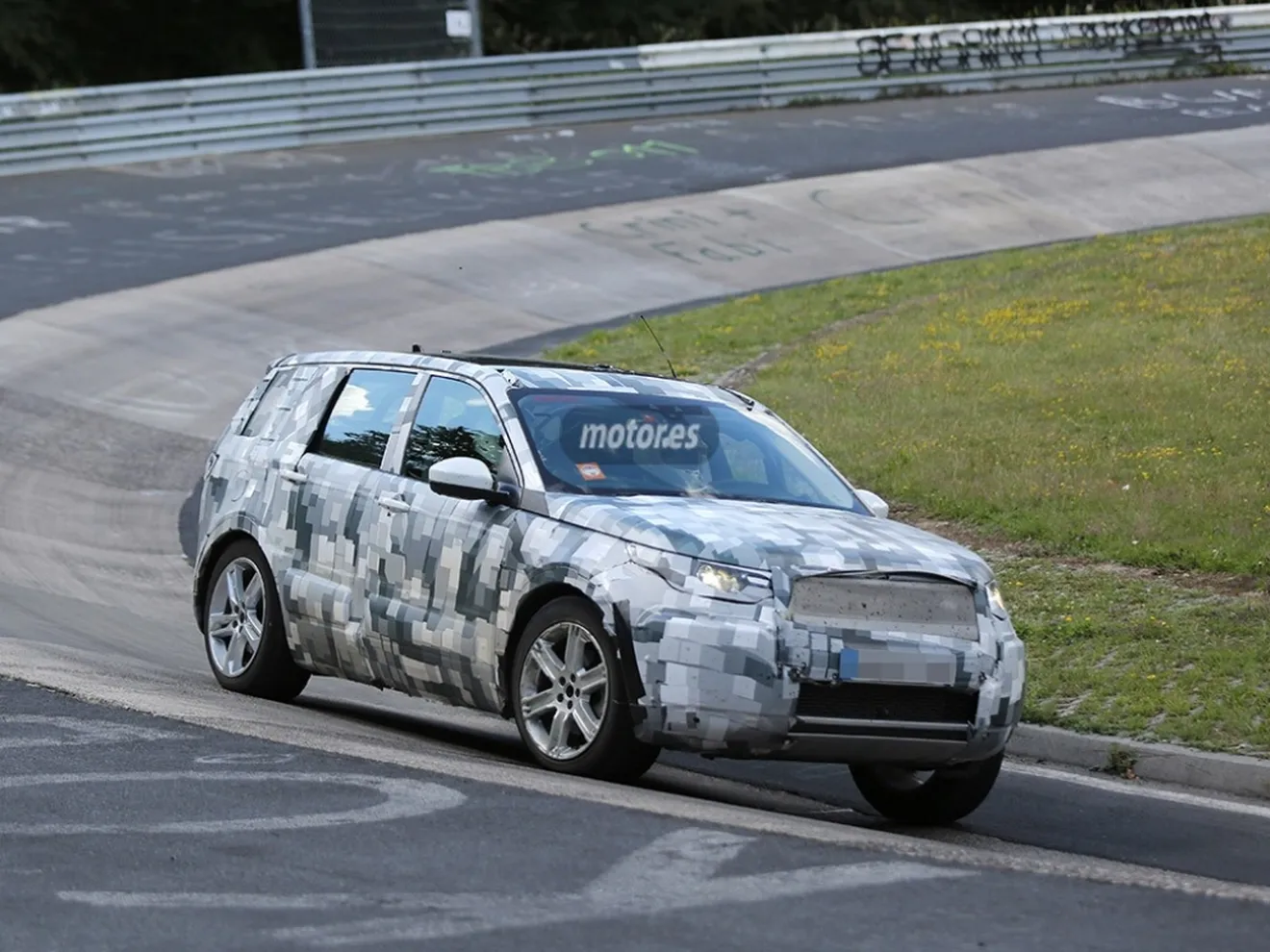 El interior del futuro Land Rover Discovery Sport 2015 en fotos espía