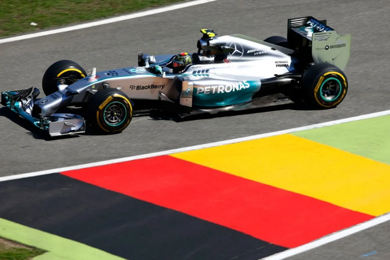 Rosberg y Hamilton superan a un solvente Alonso en los terceros libres