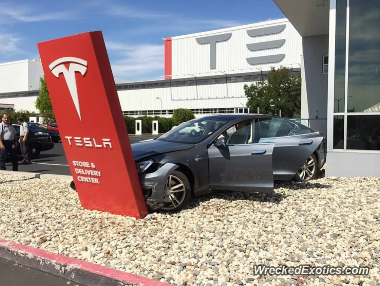 Un Tesla Model S estrellado al salir del concesionario