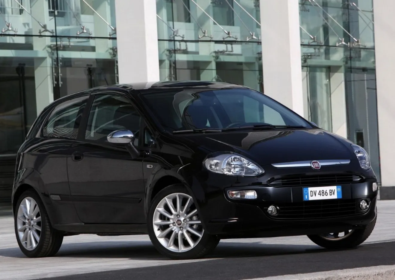 Italia - Julio 2014: Fiat Punto, Renault Clio y Dacia Duster, protagonistas del mes