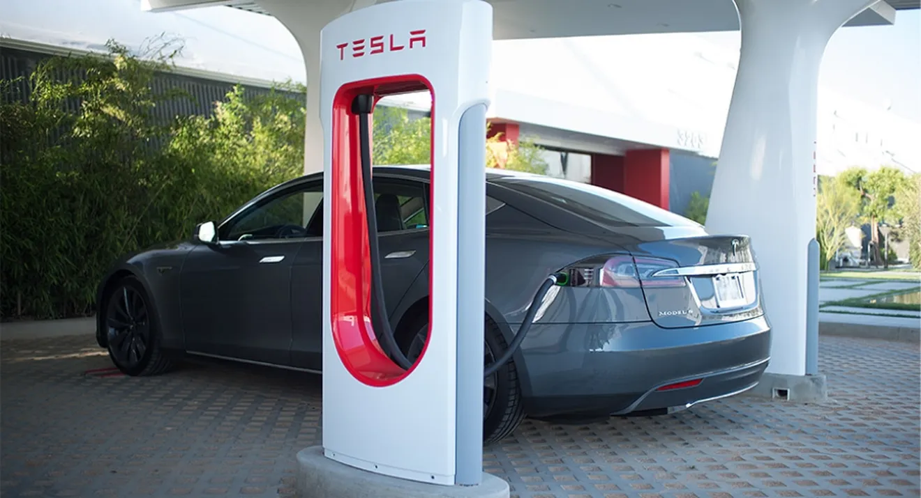 Las estaciones de carga rápida de Tesla llegarán a España en 2015