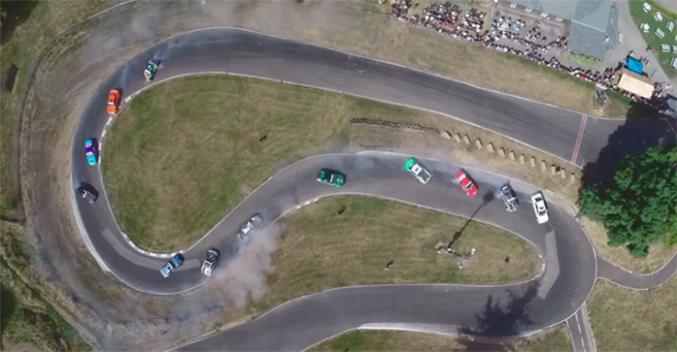 12 coches haciendo drift en tándem (vídeo)