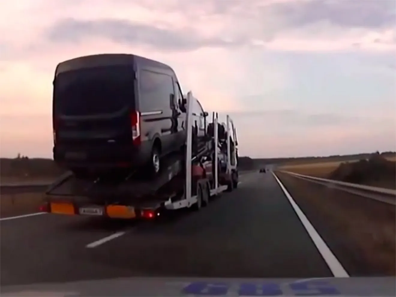 Un camionero, con el remolque cargado de coches, intenta escapar de la Policía (vídeo)