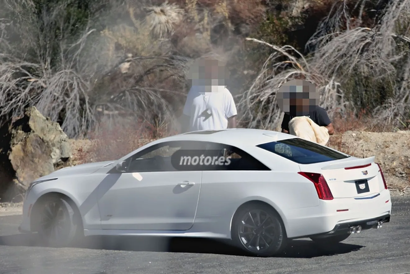 2016 Cadillac ATS-V Coupe completamente al descubierto