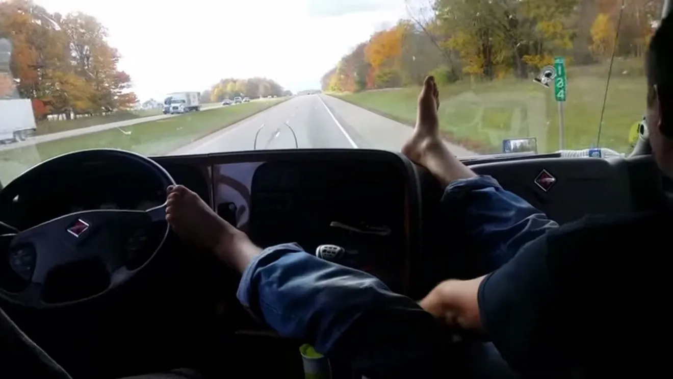 Conducir un camión con los pies desde el asiento del copiloto no es buena idea