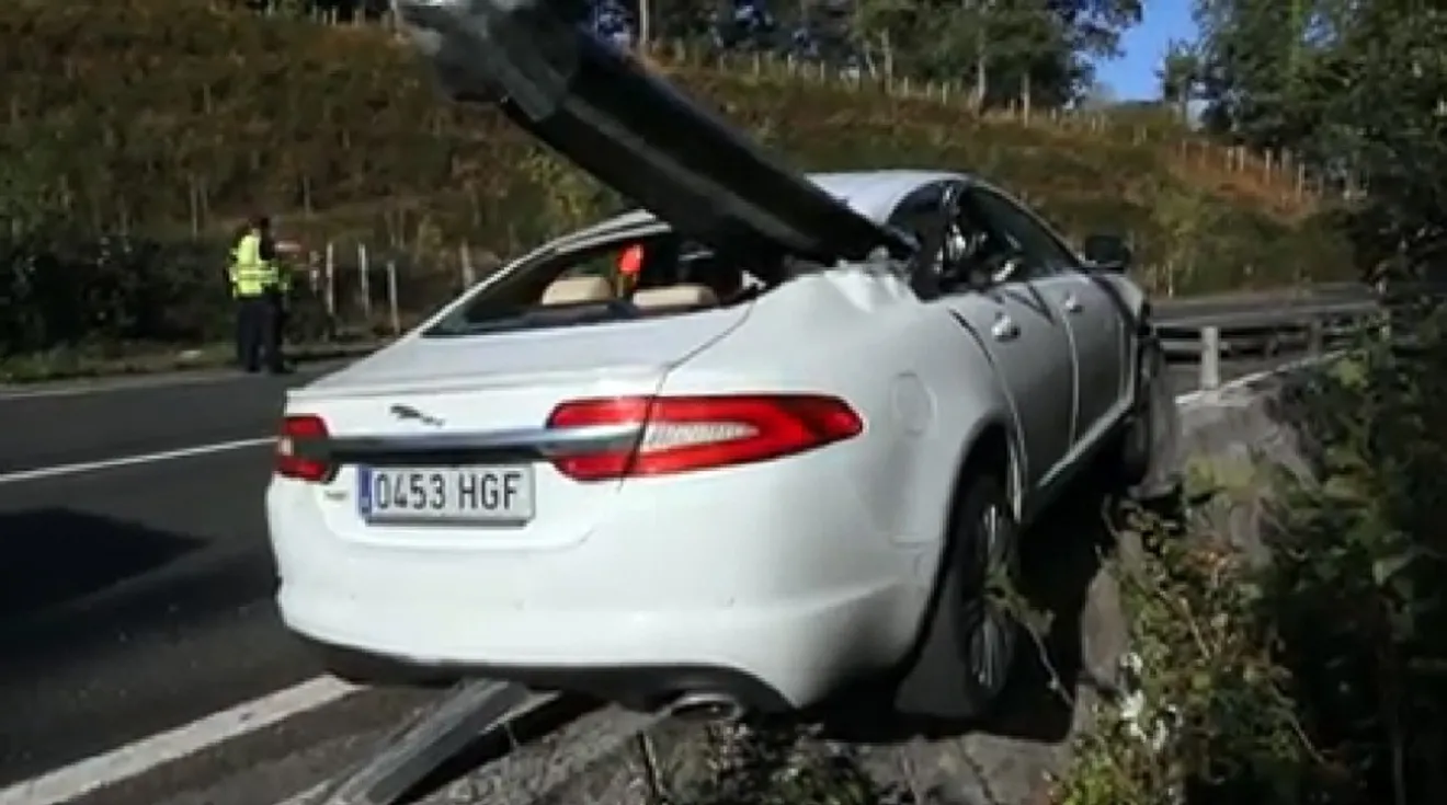 El guardarraíl atraviesa un Jaguar XF en Vizcaya