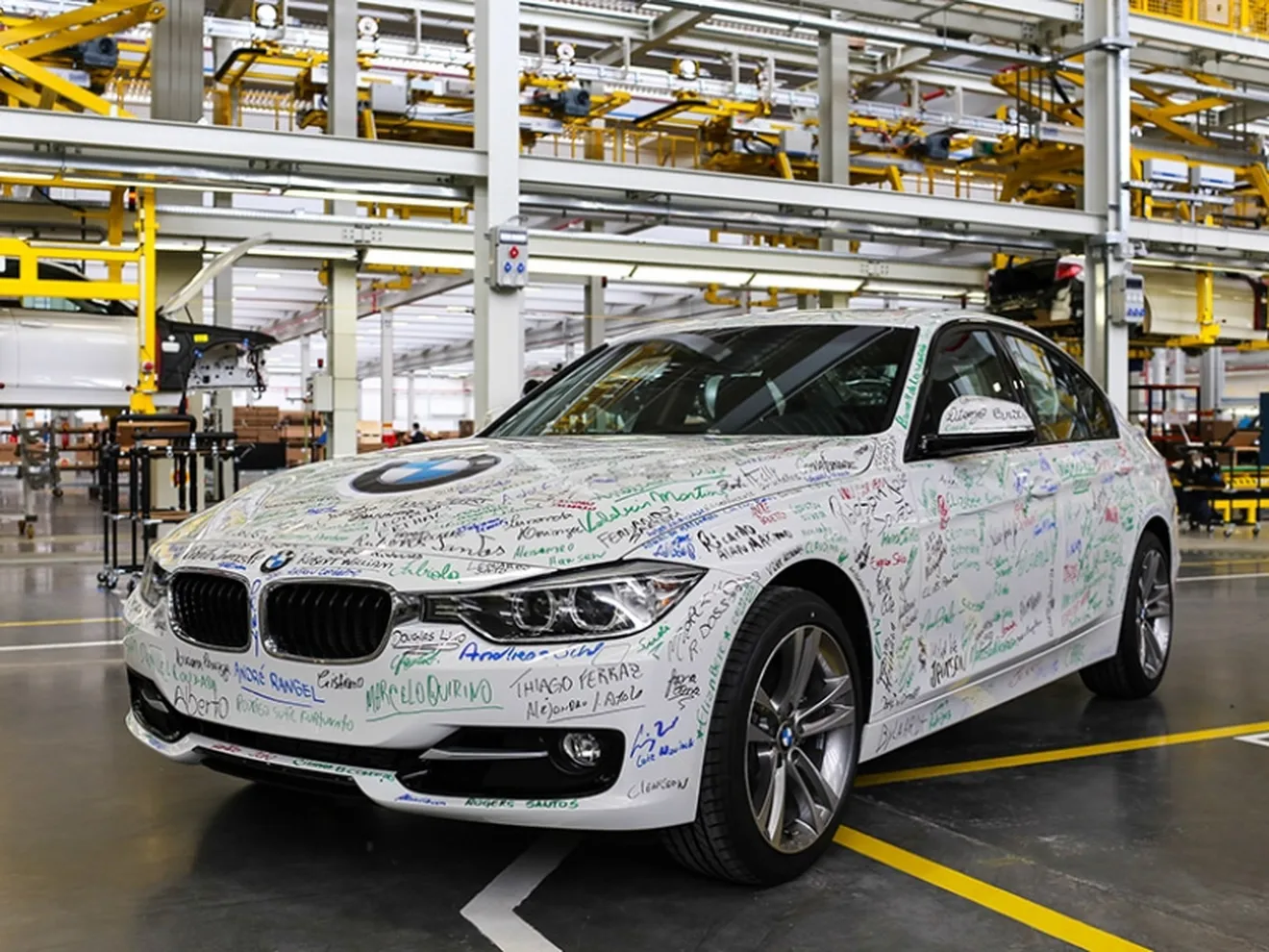 Sale de la línea de montaje el primer BMW fabricado en Brasil