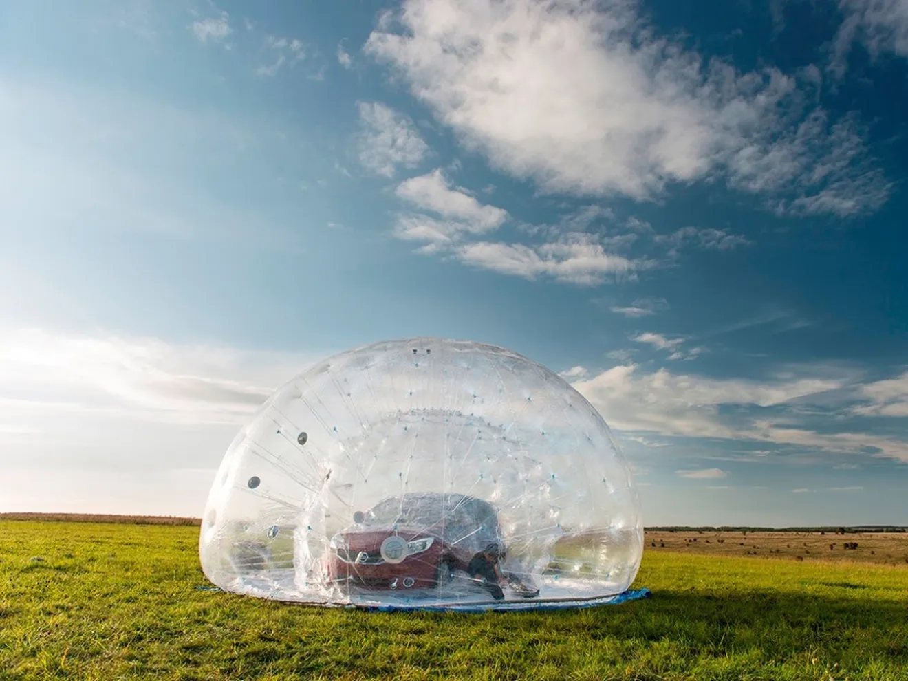 Un Nissan Note dentro de la esfera de aire más grande del mundo (con vídeo)