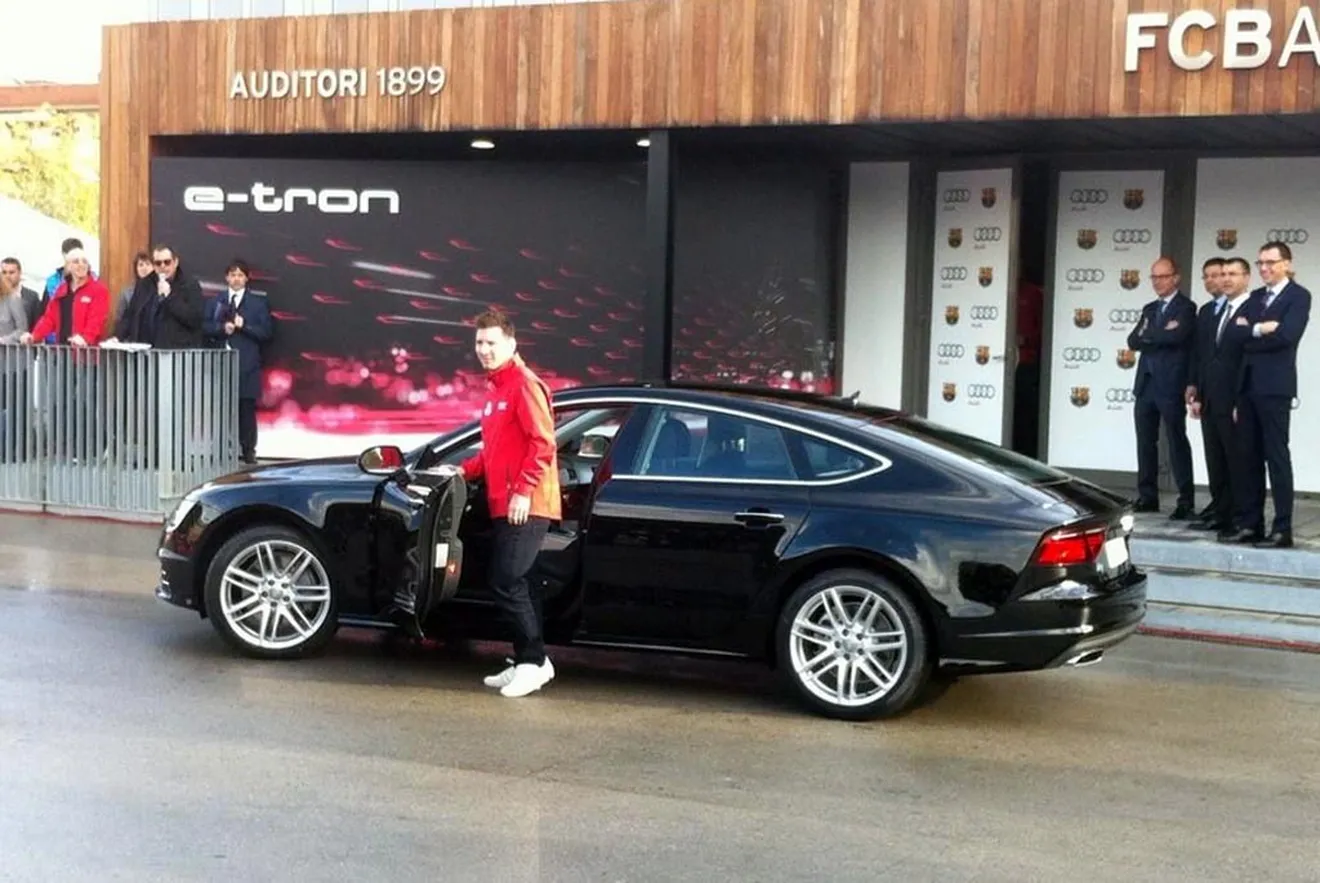 Audi entrega al FC Barcelona los nuevos coches de sus jugadores