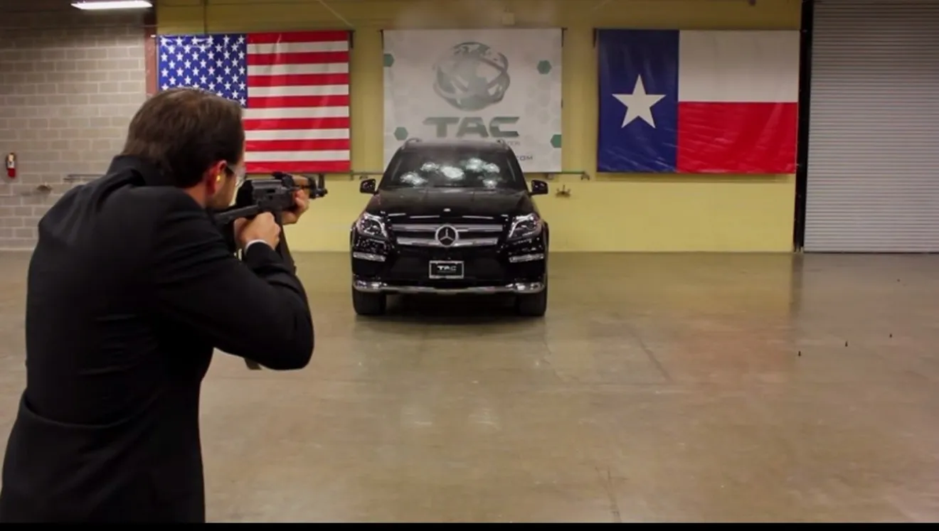 Este Mercedes GL blindado se pone a prueba con un rifle de asalto