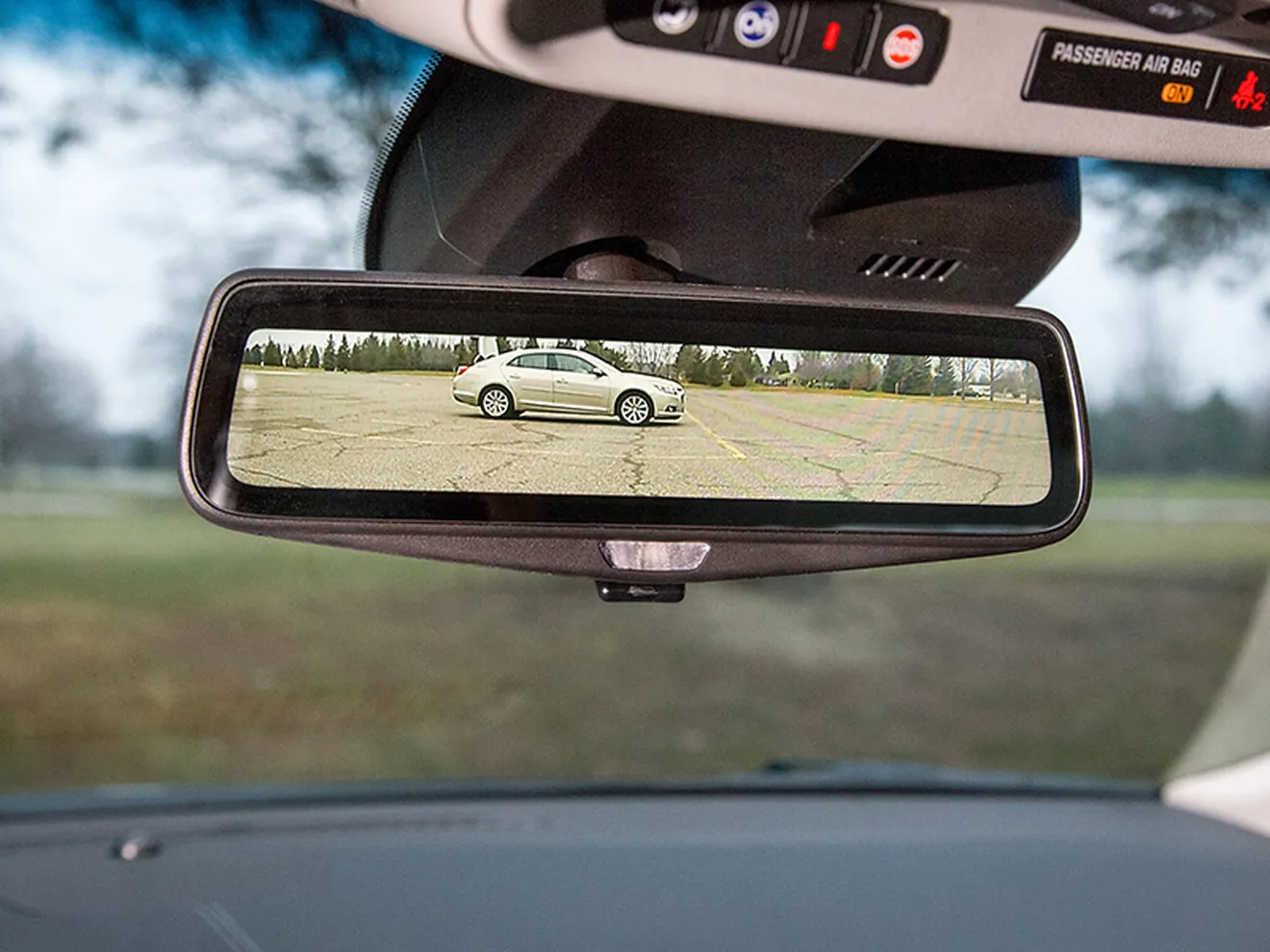 Cadillac desarrolla el retrovisor interior con emisión de imágenes por vídeo