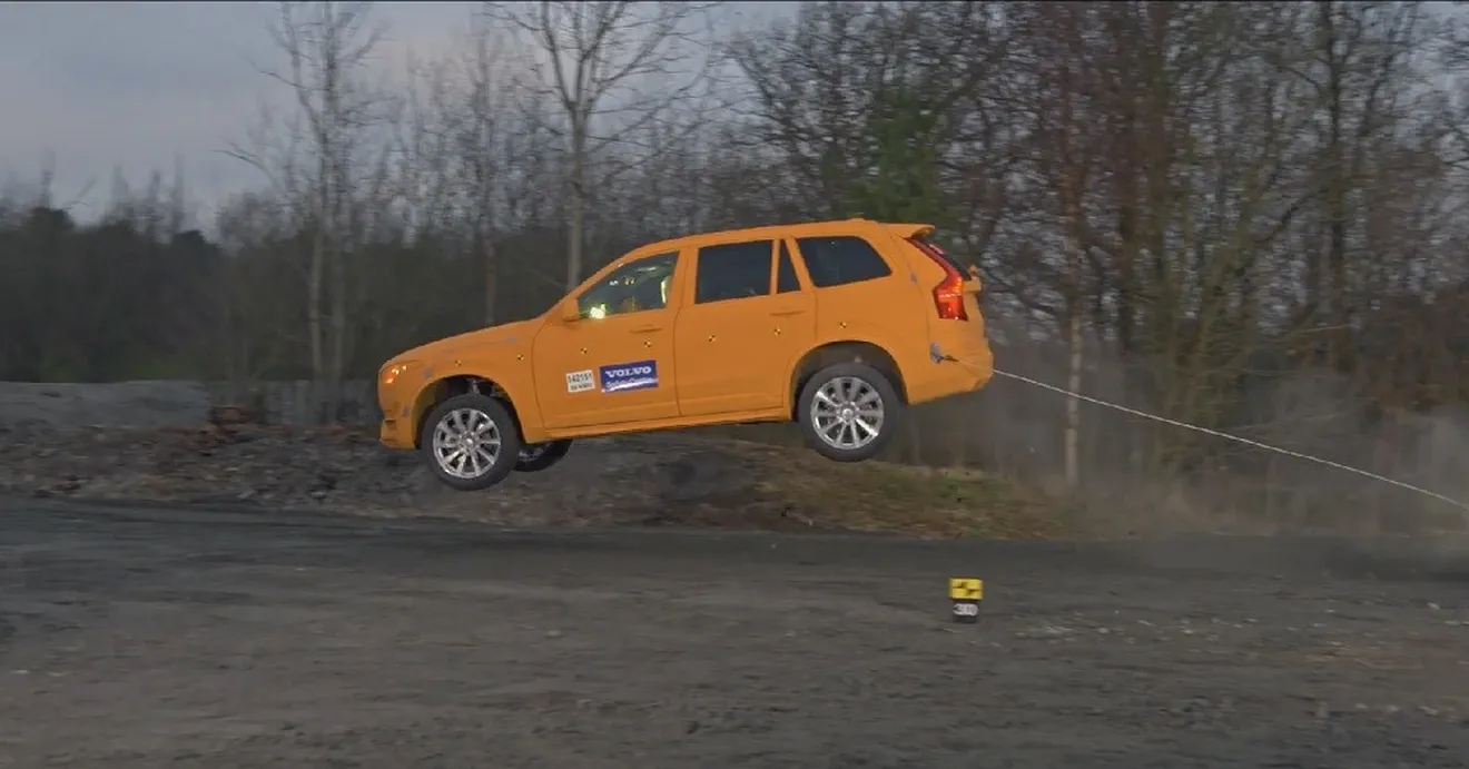 Impresionante test de seguridad de un Volvo XC90 cayendo a una zanja a 80 km/h