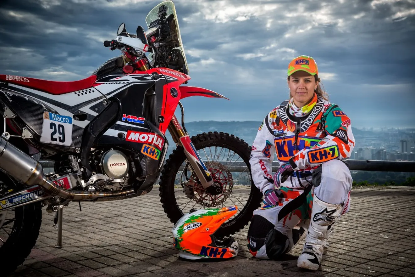 Laia Sanz: ''Intentaré mejorar en el Rally Dakar 2015 con la mejor moto que he conducido''