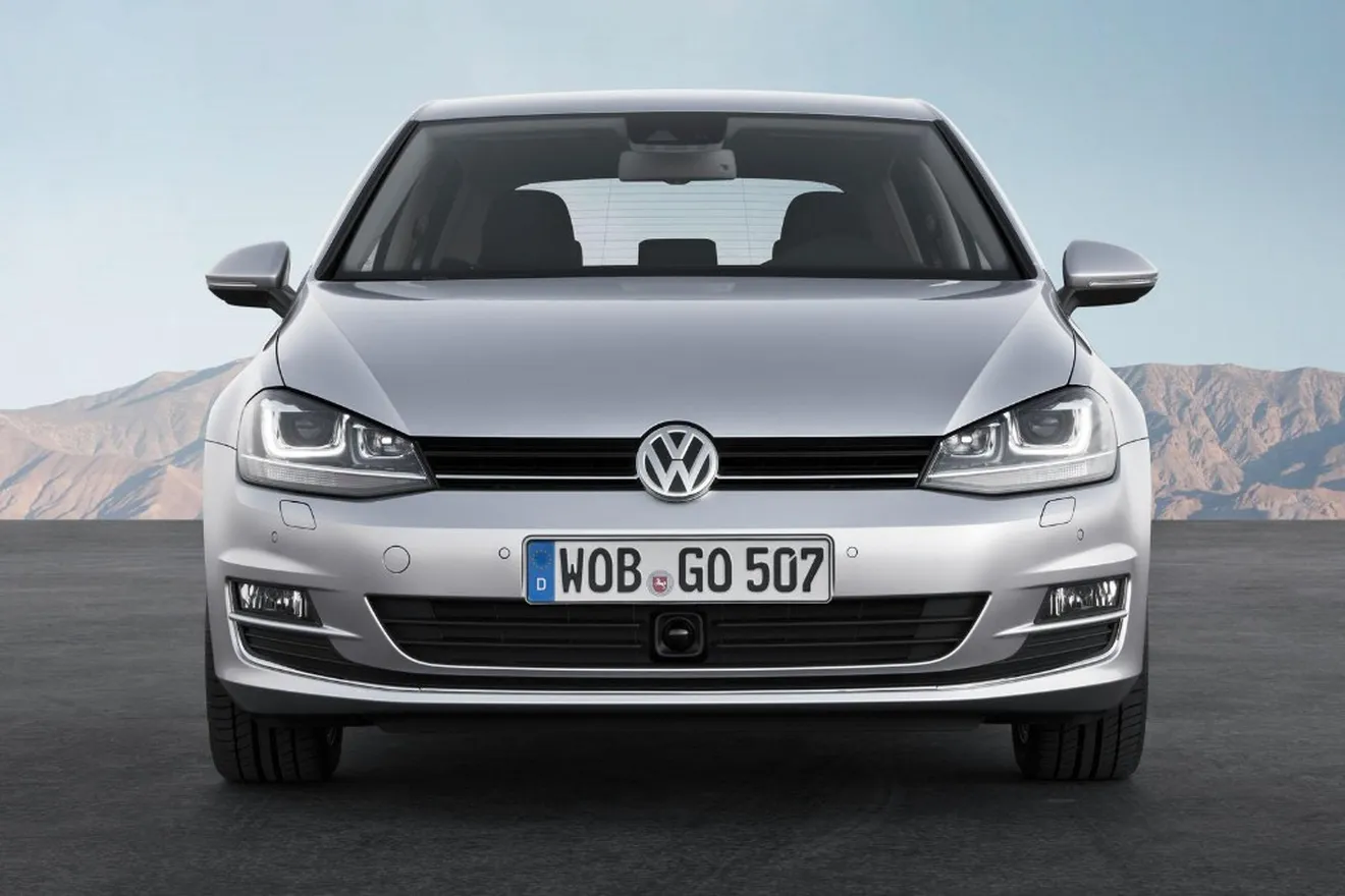 Reino Unido - Noviembre 2014: El Volkswagen Golf brilla con fuerza