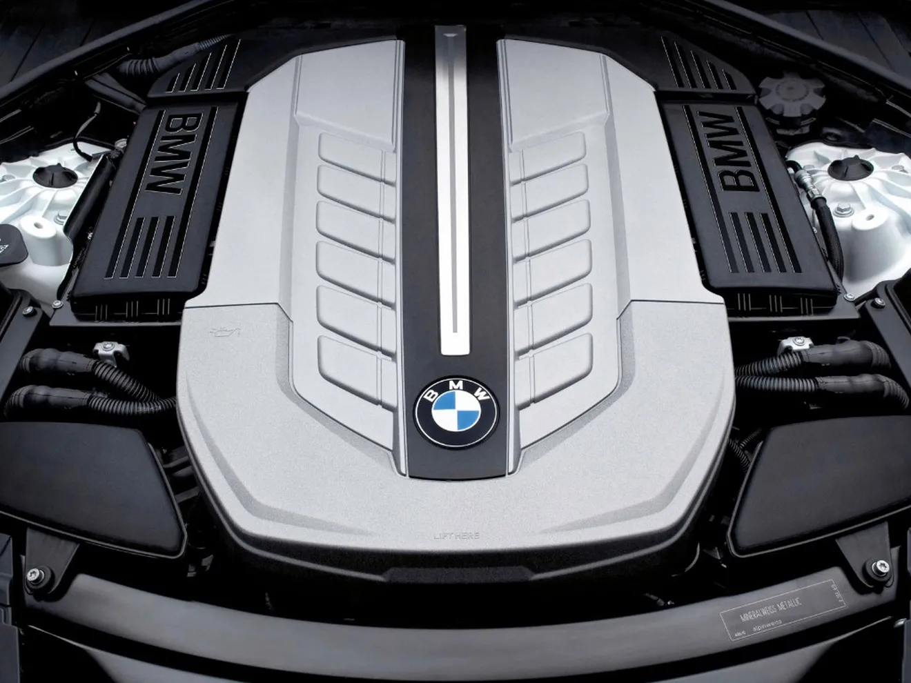 BMW Serie 7 2016, tan equipado que tendrá cuero hasta en el motor