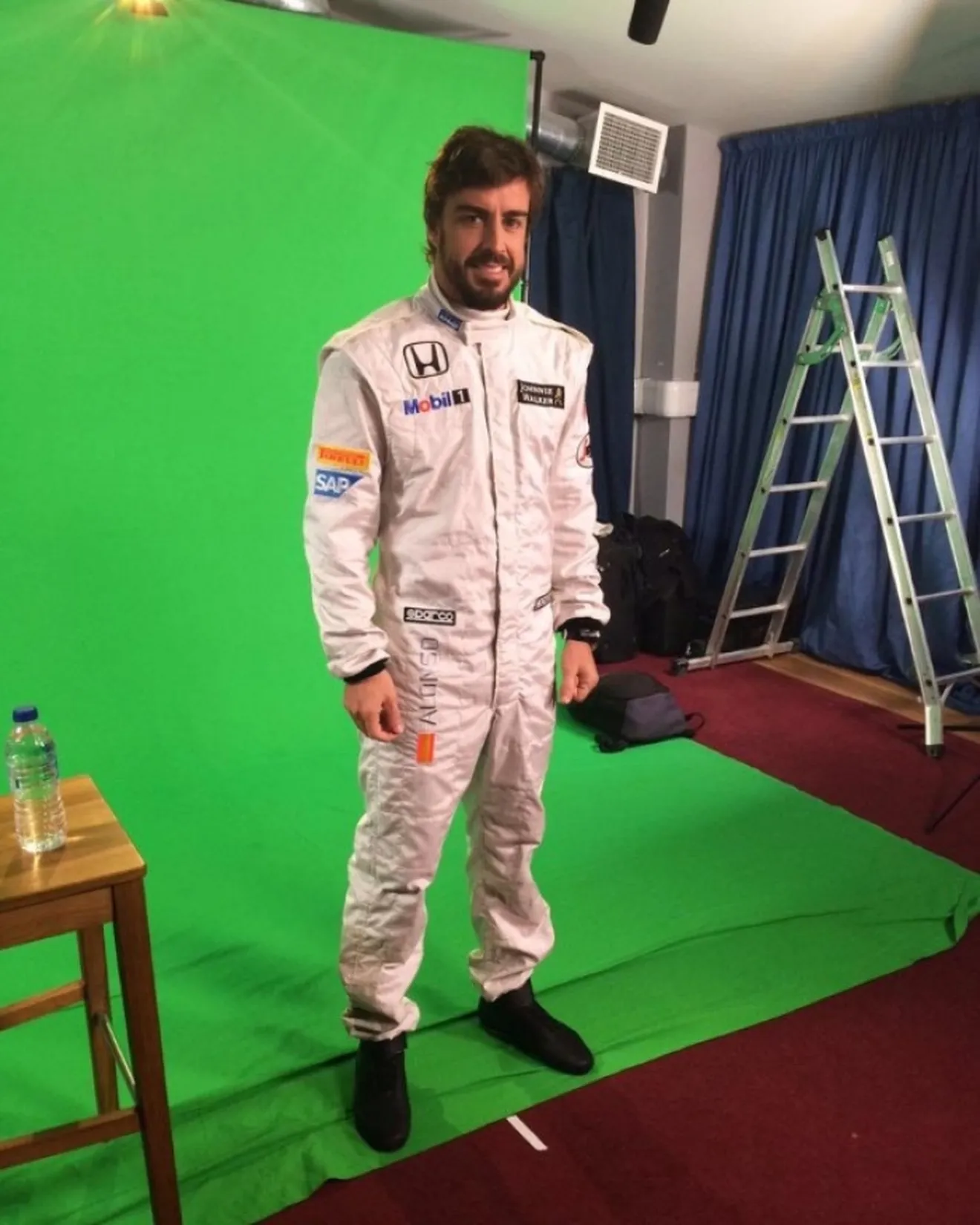 Fernando Alonso luce de blanco impoluto su nuevo mono de McLaren