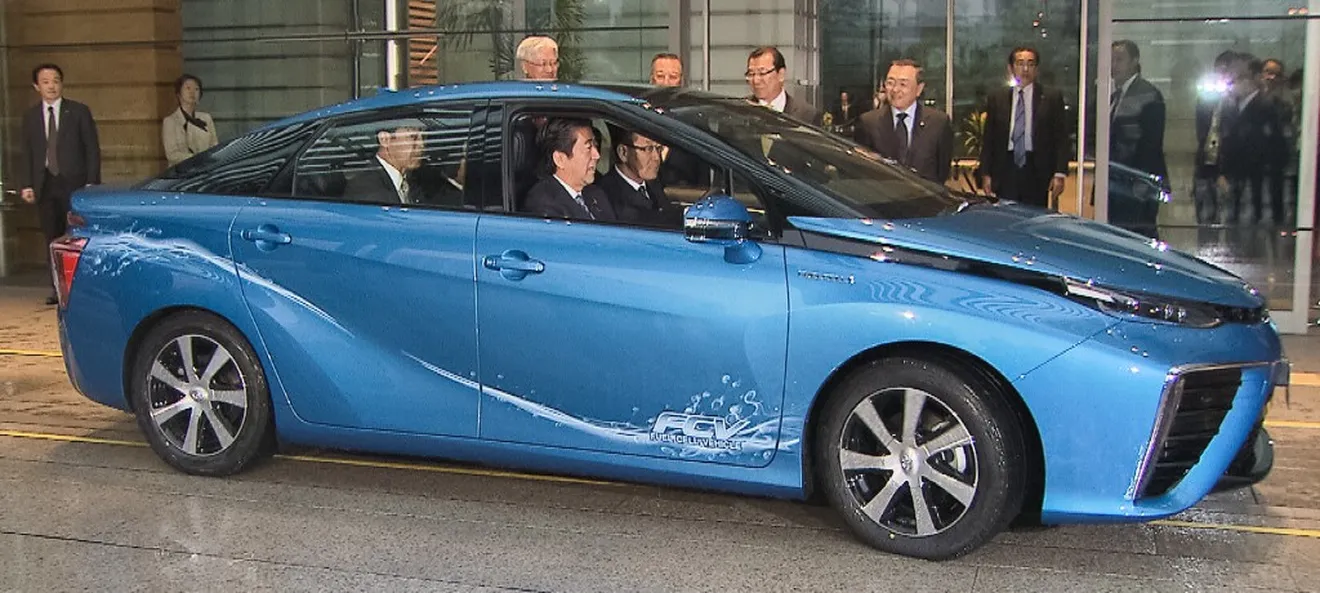 Toyota entrega el primer Mirai al Primer Ministro japonés