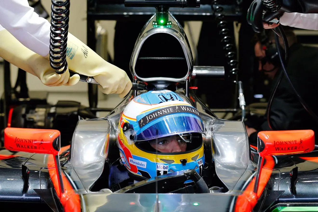 Alonso trabaja en el simulador de McLaren para preparar Malasia
