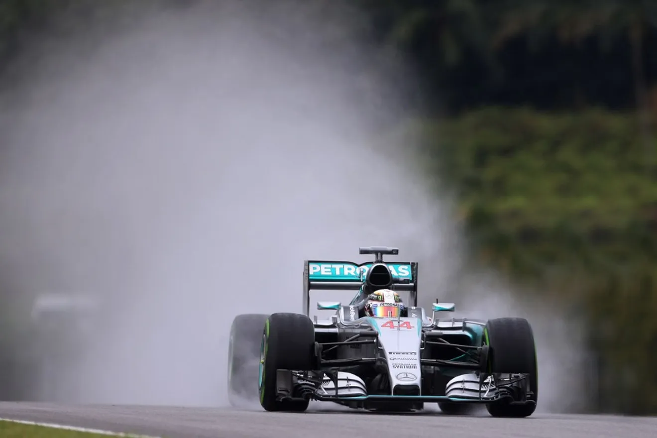 Hamilton marca su 40ª pole bajo el diluvio de Sepang