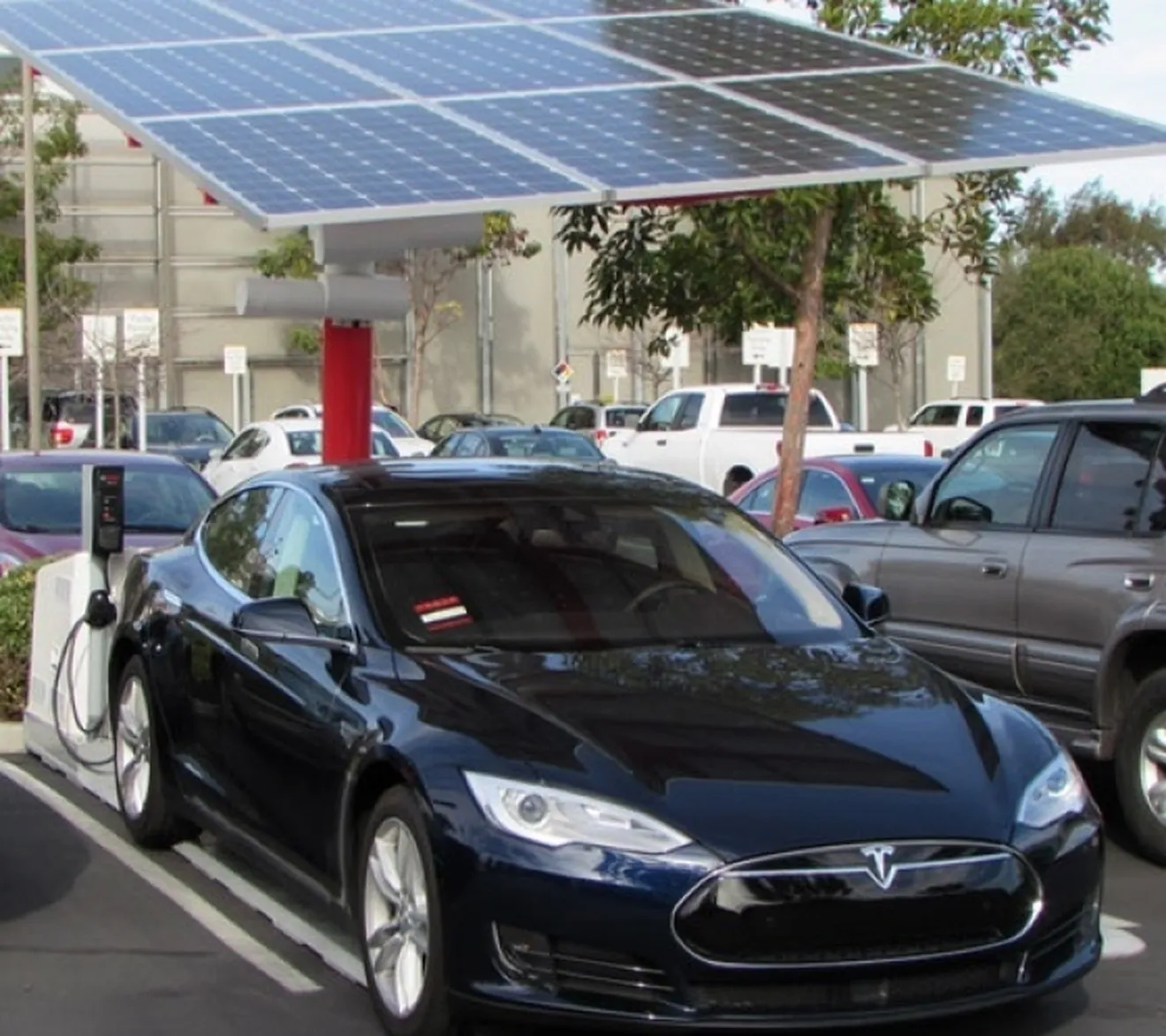 Se instalan en San Francisco estaciones de carga solar para vehículos eléctricos