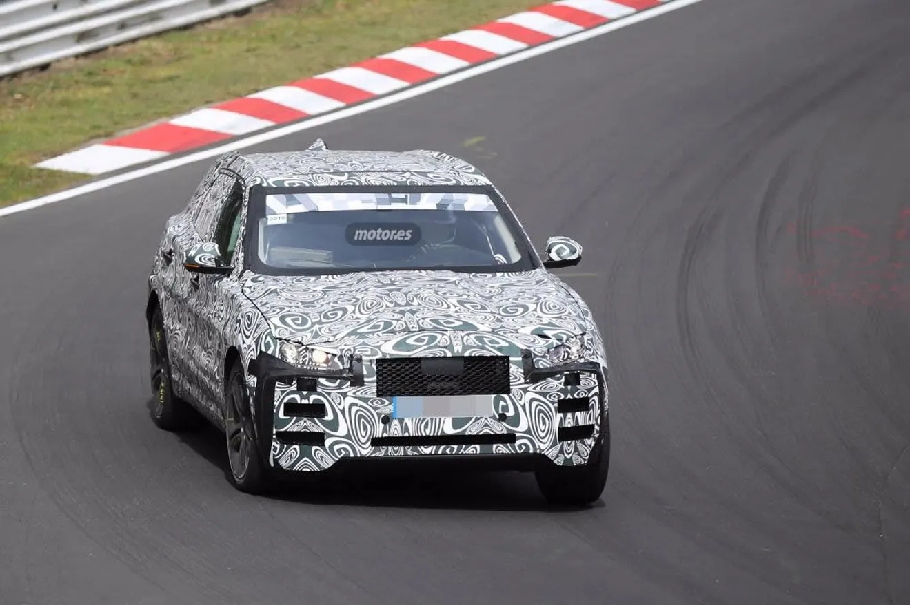 Jaguar F-Pace 2016 pillado en Nürburgring