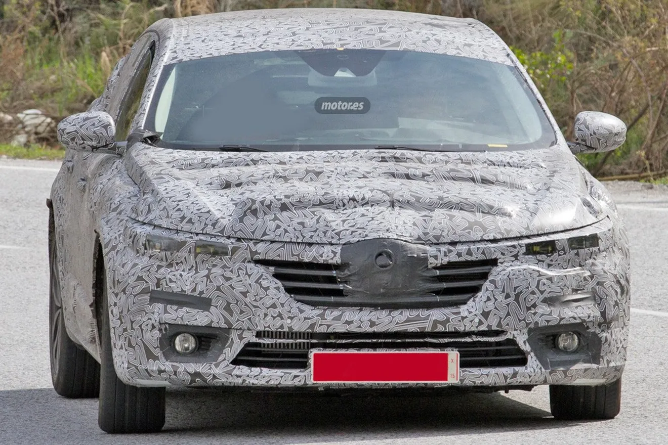 Renault Laguna híbrido 2016, avistada la unidad más eficiente