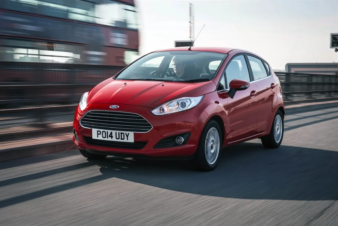 Reino Unido - Marzo 2015: Ford Fiesta y Nissan Qashqai baten sus récords de ventas