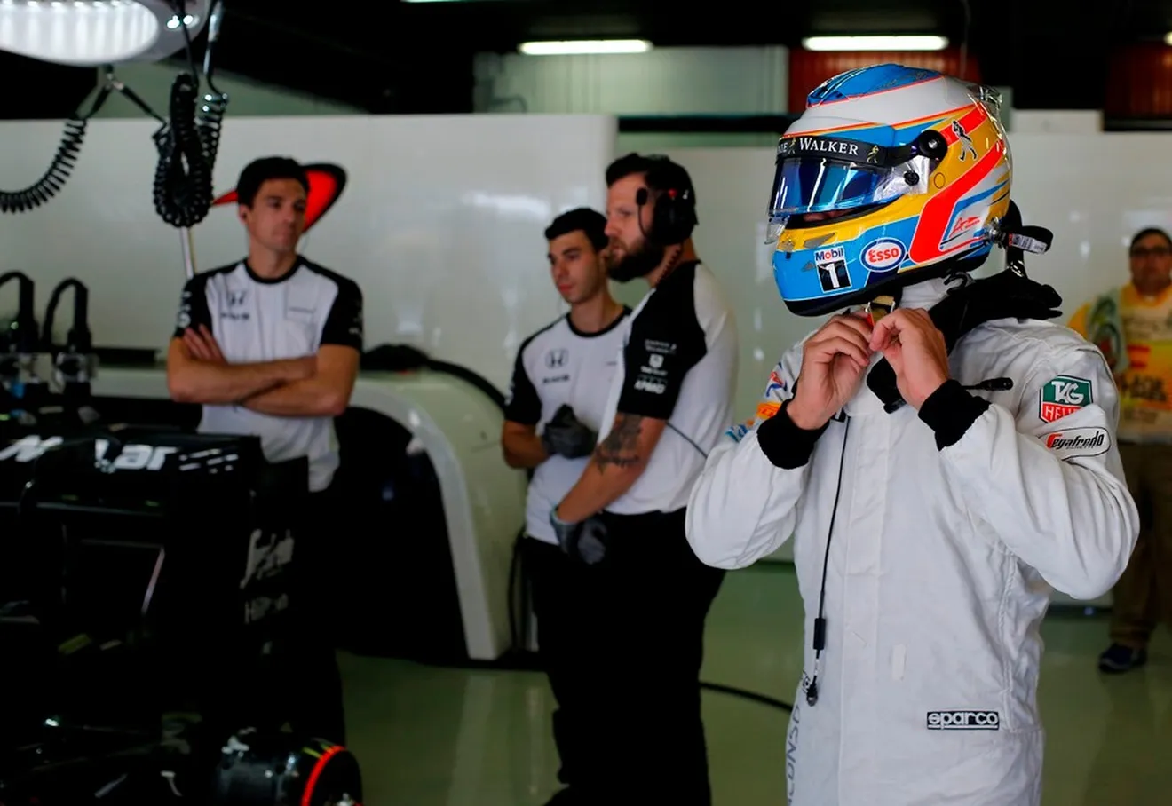 El colmo de la mala suerte para Alonso: abandonó por la visera de otro piloto