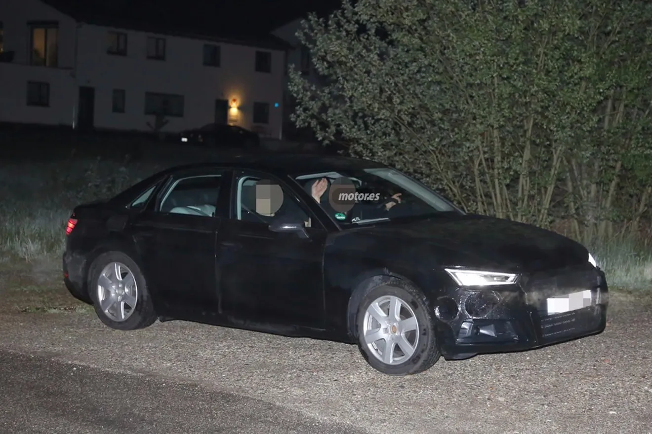 Audi A4 2016, pillado casi al descubierto