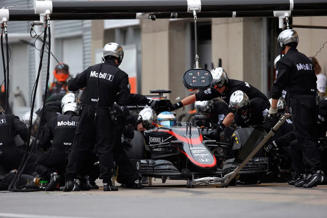 Alonso sufre problemas con el motor nuevo en la FP1 dominada por Rosberg