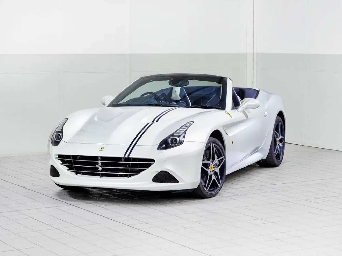 Blanco y azul para este Ferrari California T único, personalizado por "Tailor Made"