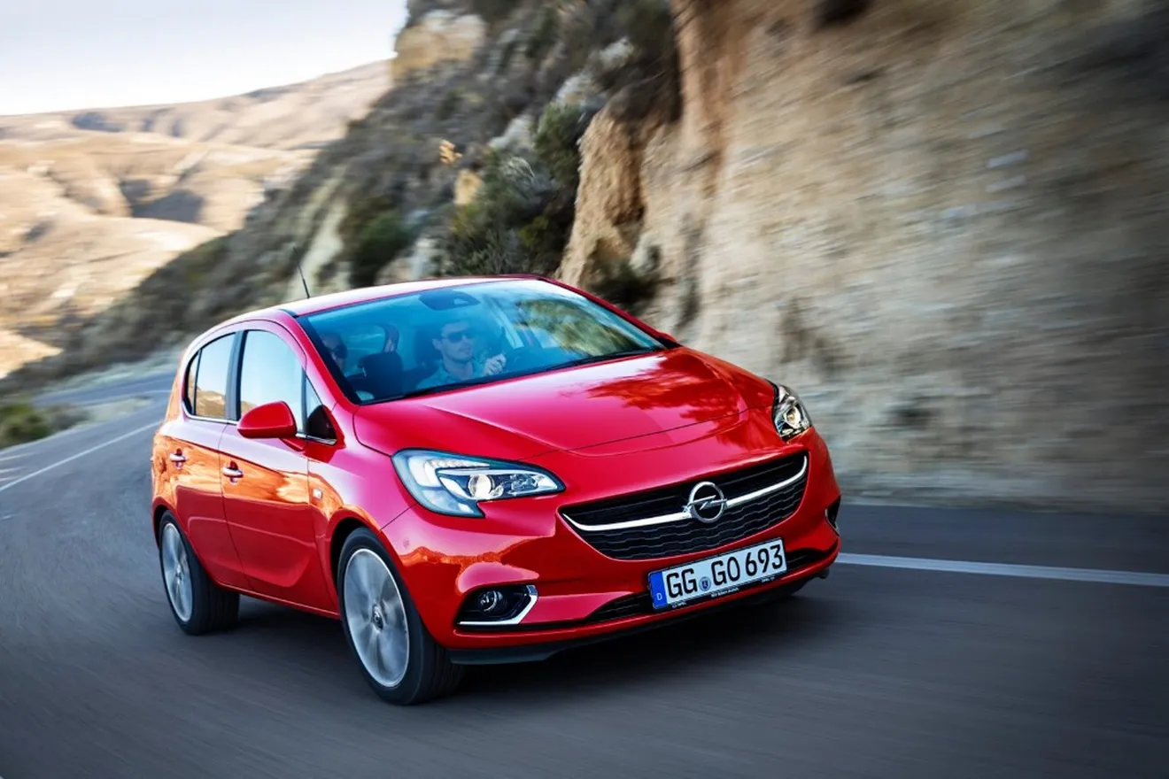 España - Mayo 2015: El Opel Corsa pisa el acelerador