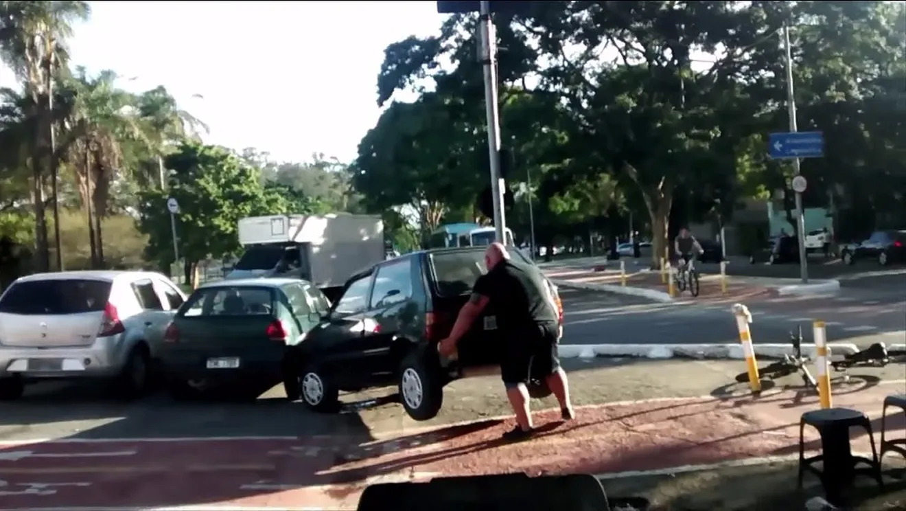 Un ciclista aparta un coche del carril bici con sus propias manos