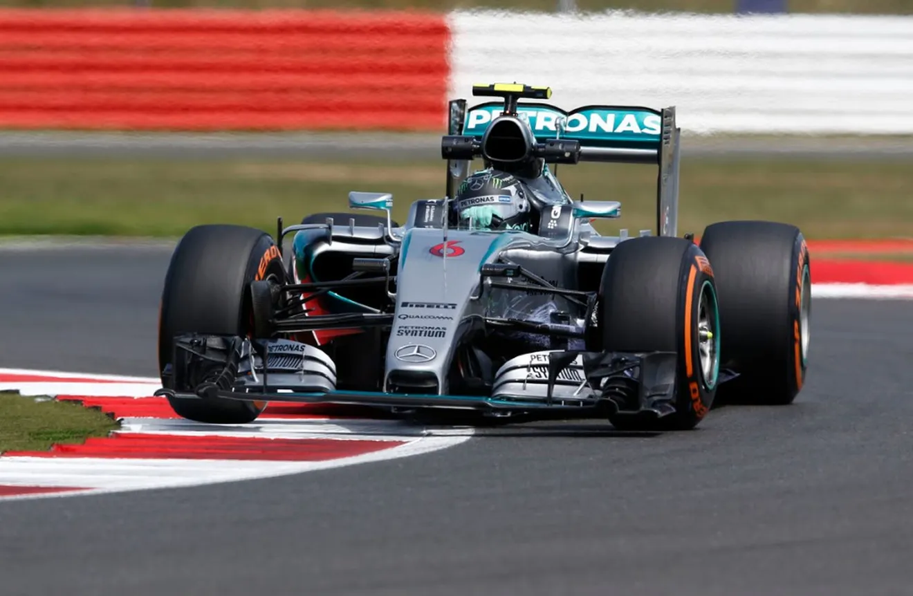 Hamilton logra la pole perfecta en Silverstone y entra en el podio histórico
