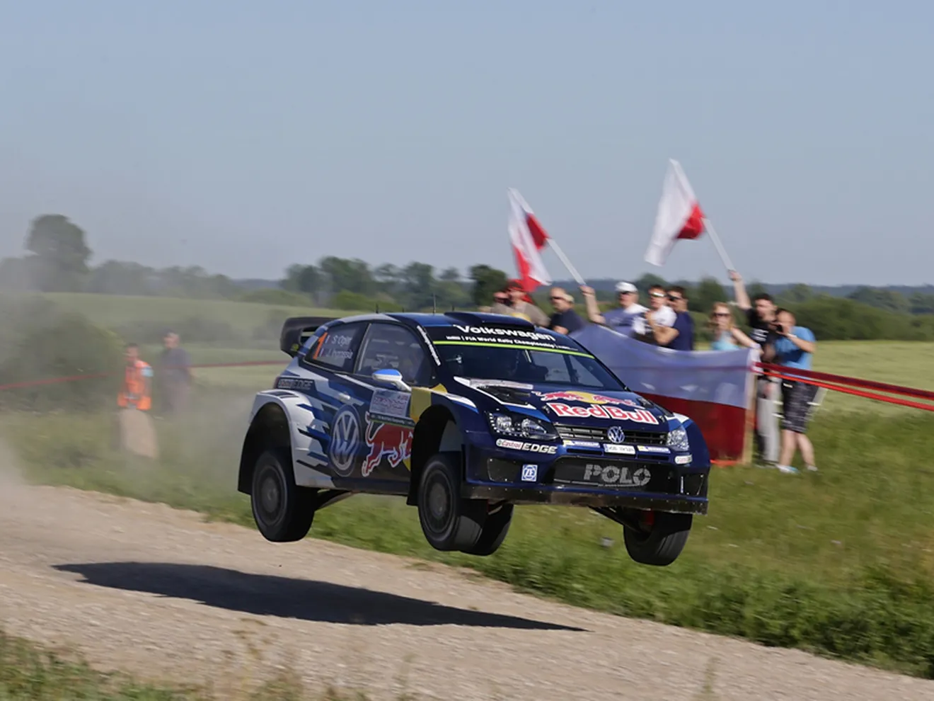 Ogier pugna con Mikkelsen por la victoria en el Rally de Polonia