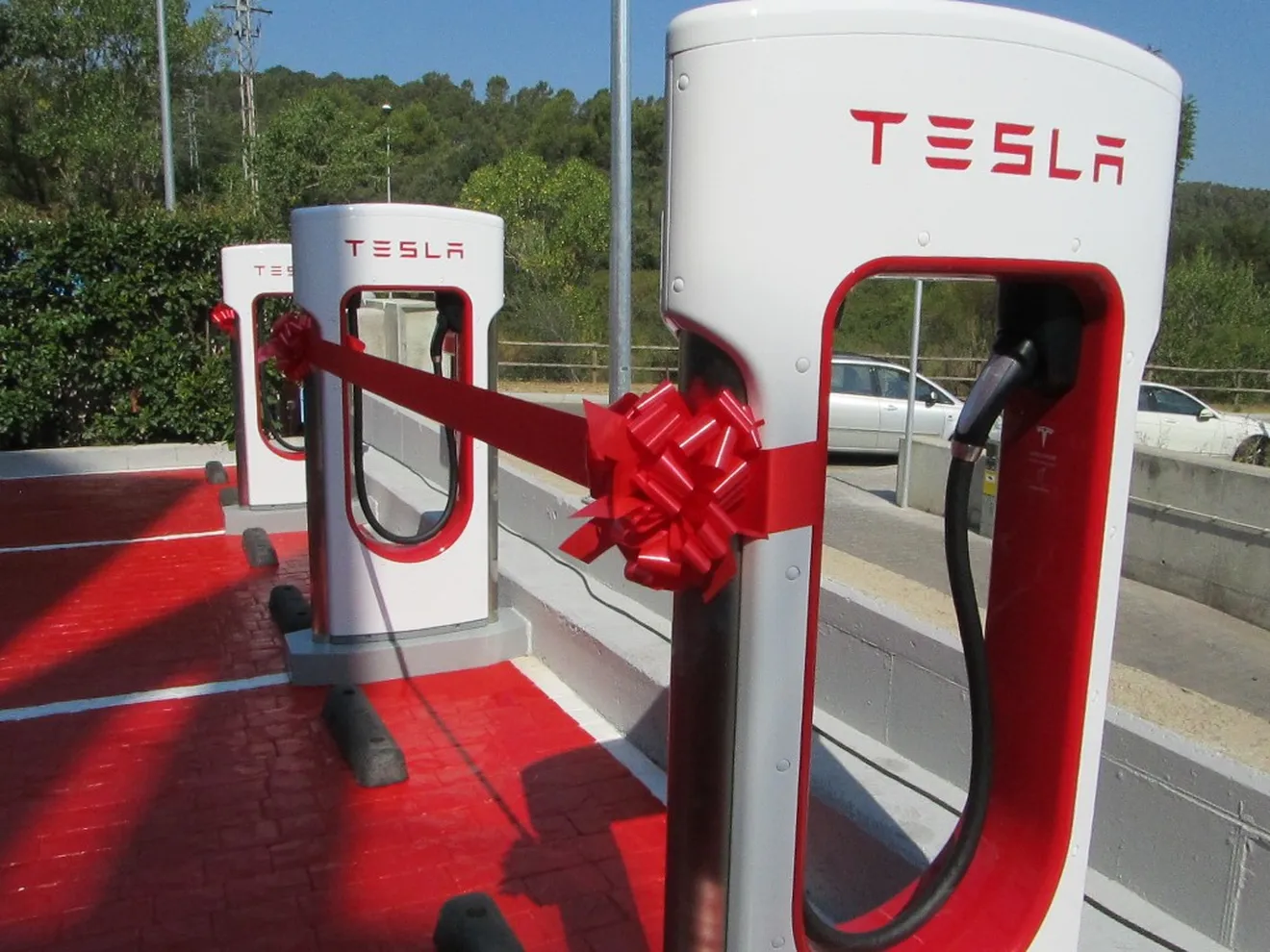 Tesla inaugura en Girona el primer Supercharger de España
