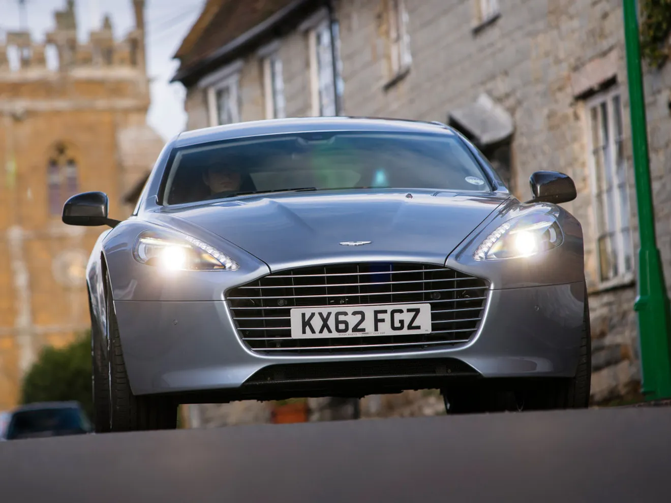 Aston Martin también competirá contra Tesla