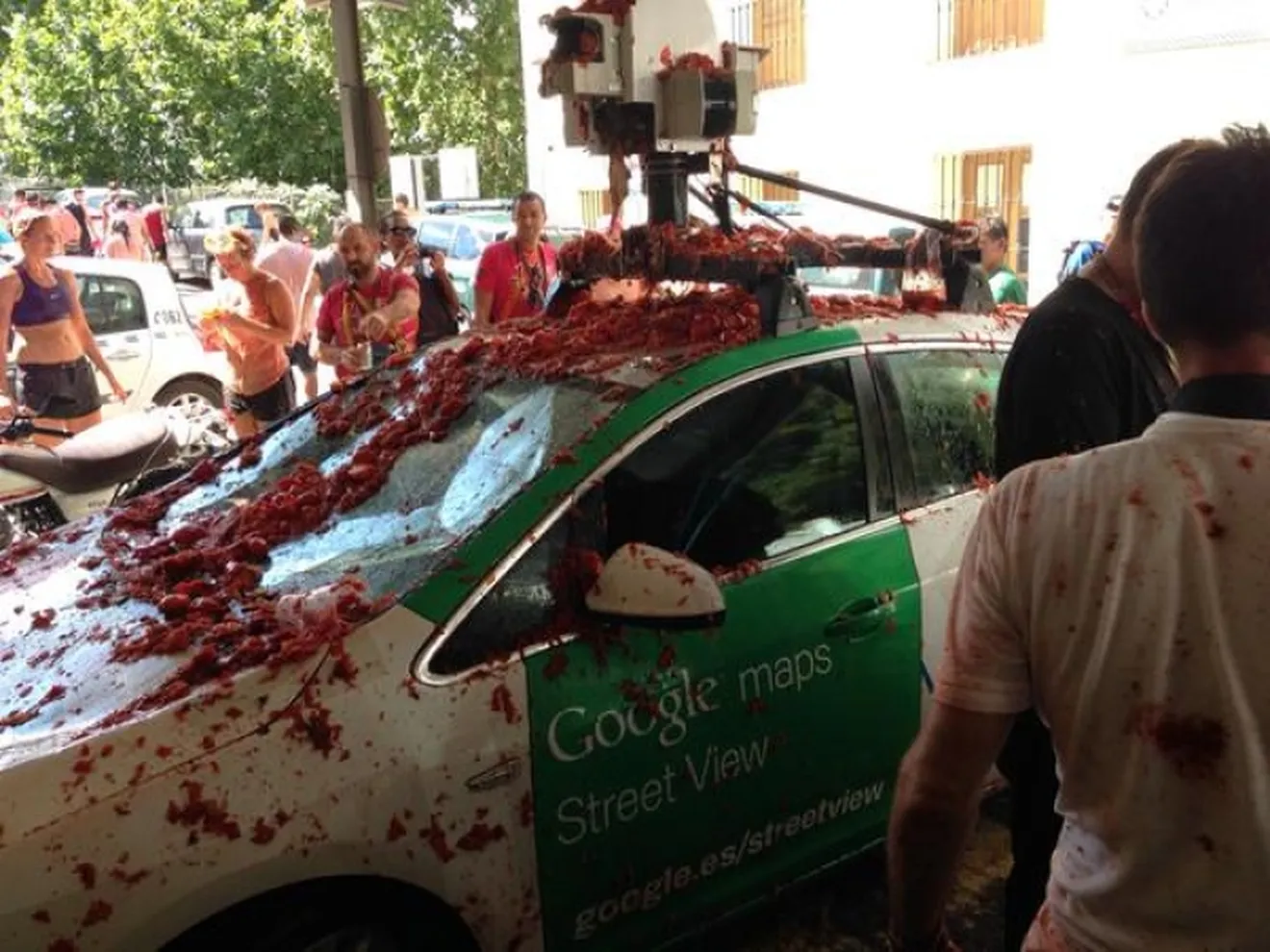 El coche de Google Street View sufre la Tomatina