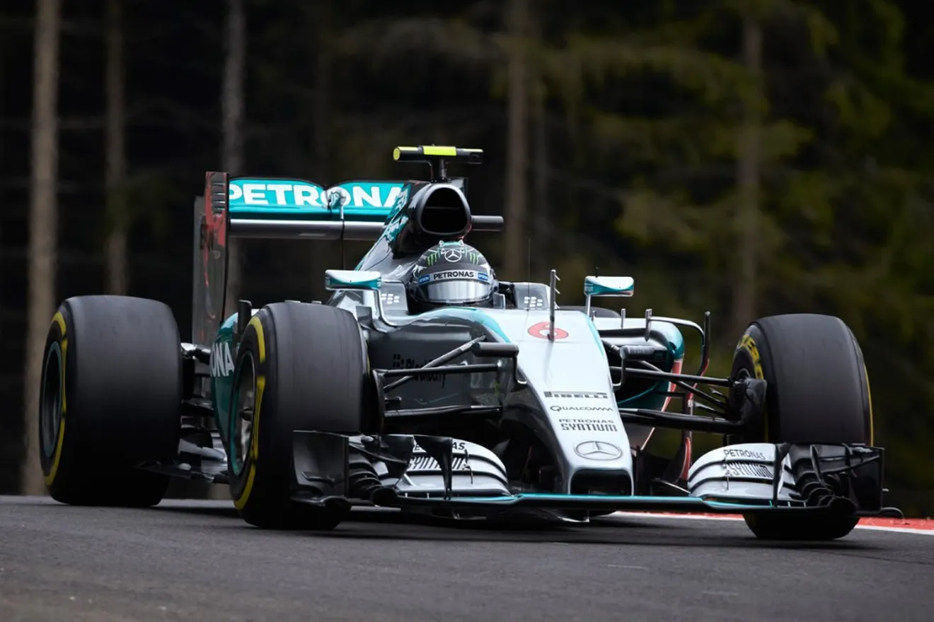 Rosberg se lleva los segundos libres con un susto
